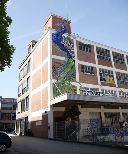 Bürogebäude der aceArt GmbH in Stuttgart-Feuerbach, Backsteinfassade mit großem Wandbild