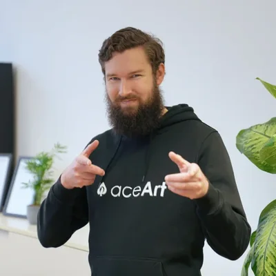 Evan Theurer, Developer, im schwarzen aceArt-Hoodie im Büro